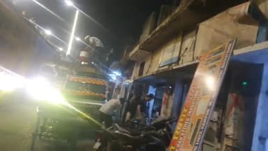 रामपुर: राम रहीम ओवर ब्रिज के पास बनी 40 दुकानों को नगर पालिका द्वारा जेसीबी से तोड़ने की संभावना, दुकानदारों ने दुकानें की खाली