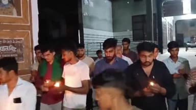 बड़ौत: आजमपुर मुलसम में ग्रामीणों ने कैंडल मार्च निकालकर पहलगाम आतंकवादी हमले में मारे गए पर्यटकों को दी श्रद्धांजलि