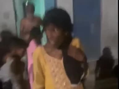 धनौरा: गजरौला के गांव चौबारा में बच्चा चोरी के शक में महिला की लोगों ने की धुनाई, सूचना पर पहुंची पुलिस, वीडियो हुआ वायरल