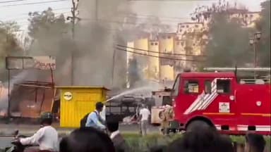 झांसी: सीएमओ ऑफिस के पास फूड हाउस समेत 3 दुकानों में लगी भीषण आग