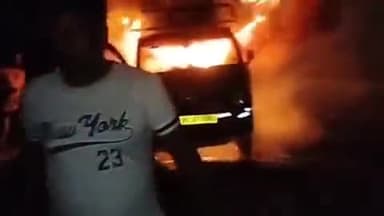 पीलीभीत: खजुरिया पचपेड़ा गांव में घर के बाहर खड़ी पिकअप में अज्ञात युवक ने लगाई आग, पिकअप जलकर हुई राख