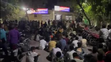 इंदौर: इंदौर में सदर बाजार थाने पर बजरंगियों का धरना, 'पाकिस्तान जिंदाबाद' नारे मामले में पार्षद को आरोपी बनाने की मांग