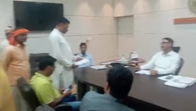 नवागत जिलाधिकारी संतकबीरनगर श्री आलोक कुमार जी से प्रारंभिक मुलाकात कर बहुप्रतीक्षित मांगो से संबंधित आवश्यक वार्ता करते हुए अतिपिछड़ा एकीकरण महाअभियान का प्रतिनिधिमंडल।