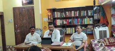 टीकमगढ़: चैतन्य भवन में प्रेस कॉन्फ्रेंस: दो लोगों पर जानलेवा हमला, पुलिस पर गंभीर आरोप