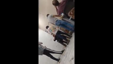 झांसी: चित्रा-बीकेडी मार्ग पर शराब की दुकान के अंदर नियमों की अनदेखी कर पिलाई जा रही शराब