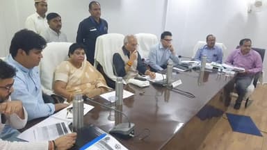 रामपुर: शनिवार को विकास भवन सभागार में कैबिनेट मंत्री धर्मपाल सिंह ने अधिकारियों के साथ की समीक्षा बैठक