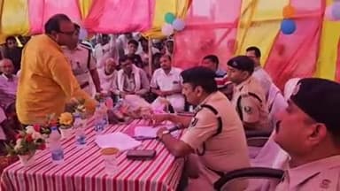 शिवहर: पिपराही थाना क्षेत्र के देकुली धर्मपुर और छतौना बाजार में एसपी ने लगाया जनता दरबार, 14 मामलों का किया गया निपटारा