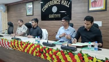 गिरिडीह: नीट परीक्षा की तैयारियों को लेकर डीसी ऑफिस सभागार में उपायुक्त ने प्रेस वार्ता की