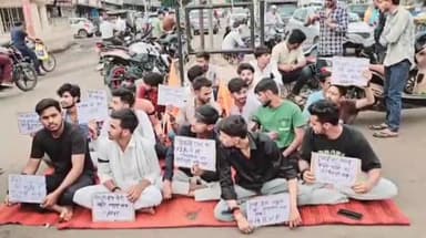 शिवपुरी नगर: 3 वर्षीय बच्ची के साथ दुष्कर्म मामले में अपराधी की गिरफ्तारी पर एबीवीपी का माधव चौराहे पर धरना