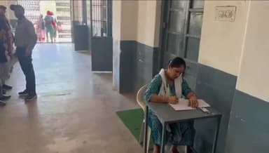 बांसवाड़ा: गोविंद गुरु कॉलेज में गर्भवती महिला को लॉबी में बिठाकर परीक्षा ली गई, ना पंखा, ना पानी, कोई वीक्षक भी नहीं