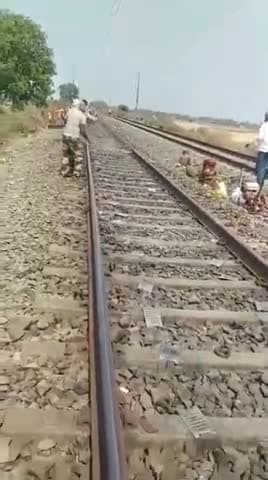 देखिए कैसे लोग काम कर रहे थे हुआ रेल्वे में एक खतरनाक हादसा 🤯🤯🤯😱😱😱😱😱😱#ताजा खबर #खबर