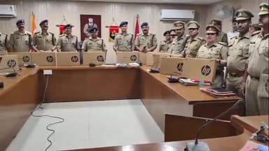 अमरोहा: अमरोहा में शत प्रतिशत ई-ऑफिस के सफल संचालन हेतु राजपत्रित अधिकारियों और थाना प्रभारियों को लैपटॉप बांटे गए