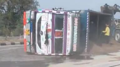 सिराथू: अट्सराय हाइवे ब्रिज से उतरते समय पलटा बालू लदा डम्पर ट्रक, चालक बाल-बाल बचा