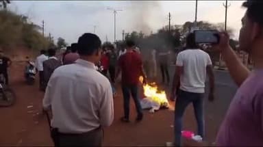 शिवपुरी नगर: एबीवीपी ने हैप्पीडेज स्कूल के बाहर प्रदर्शन किया, बच्ची के साथ ज्यादती करने वाले की गिरफ्तारी की मांग को लेकर पुतला फूंका