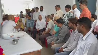 नरवल: हाथीपुर में शहीद शुभम द्विवेदी के परिजनों से कानपुर प्रेस क्लब के प्रतिनिधि मंडल ने की मुलाकात