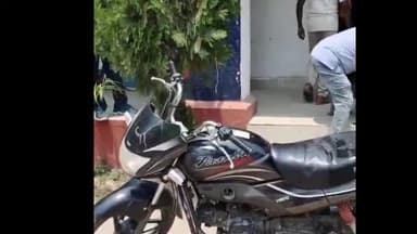 उचकागांव: मीरगंज में दो स्थानों से 83 लीटर देसी शराब बरामद, पुलिस ने मामला दर्ज किया