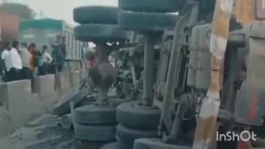 पालघर: राष्ट्रीय महामार्गावर बावखळ नजीक रेडीमिक्स ट्रक उलटल्याने अपघात