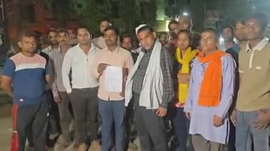 झांसी: नगर निगम की कार्रवाई का मोहल्लेवासियों ने किया विरोध, वार्ड नंबर 33 के पार्षद ने कहा- मंदिर के लिए बनाया जा रहा रास्ता