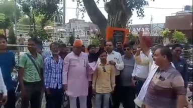 शाहजहांपुर: नगर निगम कार्यालय में अखिल भारतीय उद्योग व्यापार मंडल ने नाला निर्माण की मांग को लेकर अपर नगर आयुक्त को दिया ज्ञापन