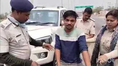 भभुआ: मोहनिया समेकित जांच चौकी से उत्पाद विभाग की पुलिस ने 27 लीटर शराब के साथ एक धंधेबाज को किया गिरफ्तार, बाइक जब्त