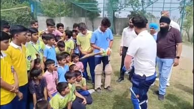 धनौरा: गजरौला नोबेल पब्लिक स्कूल में रणजी ट्रॉफी खिलाड़ी शोएब सिद्दीकी ने छात्र-छात्राओं को किया जागरूक