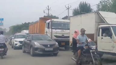 रामपुर: ख़ौद चौराहे के पास अचानक भीषण जाम लगने से राहगीरों को भारी परेशानी का सामना करना पड़ा, पुलिस ने जाम खुलवाया