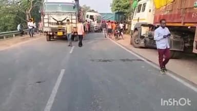 मुंगेर: दुर्गापुर में दो हाइवा आपस में टकराए, 3 घंटे तक लगा रहा जाम, क्षतिग्रस्त वाहन और अन्य वाहन फंसे