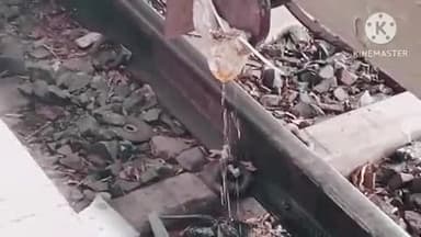 खुरई: स्टेशन के प्लेटफॉर्म नंबर 3 पर खड़ी मालगाड़ी के 3 पेट्रोल टैंकरों से दिन भर पेट्रोल गिरा, अधिकारी लीकेज नहीं सुधार पाए