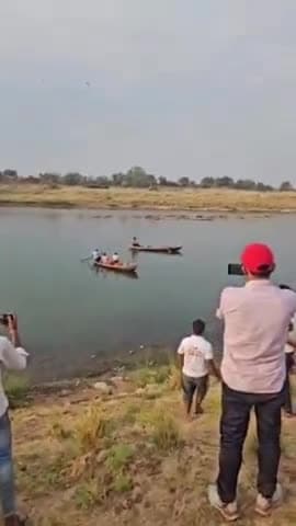 करछना: देवरा पटपर स्थित टोंस नदी में डूबे दो दोस्तों में से एक युवक का शव नविकों ने किया बरामद, दूसरे की तलाश जारी