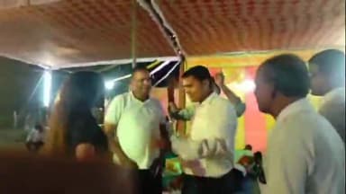 नबीनगर: प्रखंड के सिंचाई विभाग के अफसरों का आर्केस्ट्रा गर्ल्स के साथ अश्लील हरकत करते हुए वीडियो वायरल