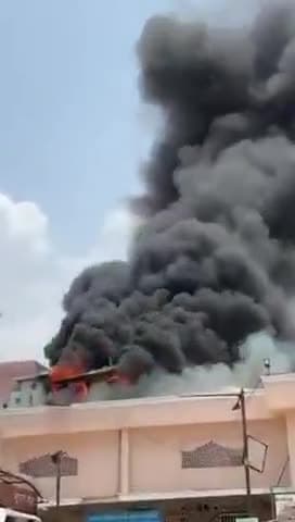 उज्जैन- 

श्री महाकाल मंदिर परिसर में शंख द्वार के पास लगी आग ,राहत बचाव कार्य जारी !!