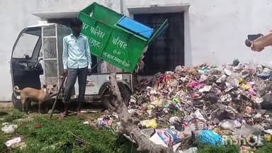 जलालाबाद: सिकंदरपुर अफगान के विद्यालय के पास नगर पालिका ने डाला गंदा कूड़ा करकट, बदबू से स्कूली बच्चे परेशान #jansamasya