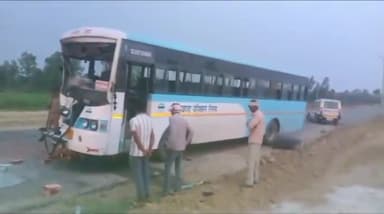 🛑मुरादाबाद:-उत्तराखंड रोडवेज़ की बस ट्रैक्टर ट्रॉली से टकराई,चालक की मौत, 13 यात्री बुरी तरह हुए घायल
#moradabad #news