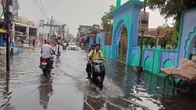 गोंडा: बारिश के बाद शहर के ईदगाह रोड पर जलभराव, लोग गंदे पानी में आने-जाने को हुए मजबूर