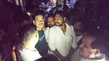 जलालाबाद: जलालाबाद के बजरिया में रात में रेडीमेड की दुकान में लगी आग, 5 लाख रुपए से अधिक का सामान जलकर हुआ राख