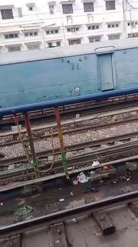 आखिर रेल यात्री भेड जानवरों जैसा यात्रा करने को क्यों मजबूर है ?