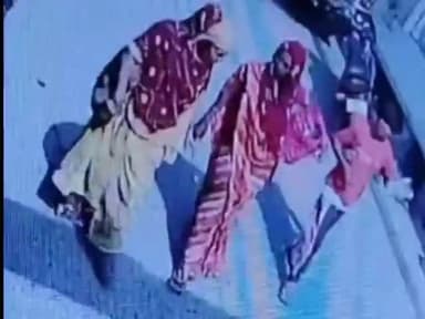 धनौरा: गजरौला के बैंक कॉलोनी में दो महिलाओं और एक बच्चे ने नकली सिक्के देकर की 8 लाख 40 हजार की ठगी, घटना CCTV में कैद