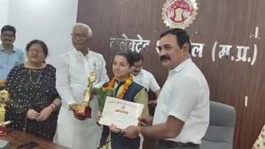 सोहागपुर: सोन सभागार में कलेक्टर की उपस्थिति में हाईस्कूल और हायर सेकेंडरी की परीक्षा में उत्तीर्ण छात्रों का किया गया सम्मान