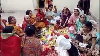 सोहागपुर: जिला मुख्यालय स्थित मोहन राम मंदिर में महिलाओं ने की लक्ष्मी नारायण की पूजा अर्चना