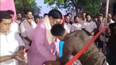 बिहिया: जगदीश पिपरा में आयोजित क्रिकेट टूर्नामेंट में आरा सांसद सुदामा प्रसाद शामिल हुए, क्रिकेट मैच का किया उद्घाटन