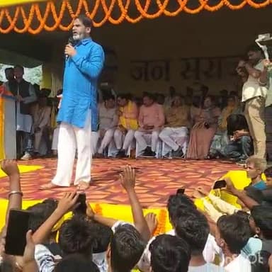 नरपतगंज: नरपतगंज हाई स्कूल मैदान में जनसुराज यात्रा में प्रशांत किशोर ने लोगों से कहा- जनता का सरकार बनाने का लें संकल्प