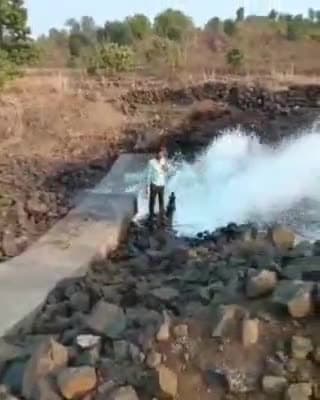 कुंडम: महगवां घरघर डैम की पाइप लाइन का वॉल खोला गया, हजारों गैलन पानी बर्बाद, वीडियो हुआ वायरल