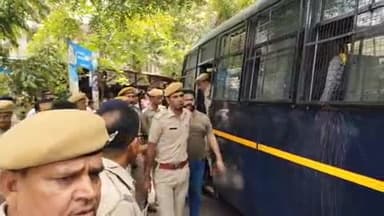 लाडपुरा: पाटनपोल मंदिर के पुजारी को धमकी देने के मामले में गिरफ्तार गैंगस्टर शिवराज व उसके साथियों को पुलिस ने कोर्ट में पेश किया