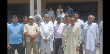 बागपत: आवारा पशुओं से परेशान होकर जिला कलेक्ट्रेट पर पहुंचे आधा दर्जन गांव के ग्रामीण, डीएम ने कार्रवाई के लिए दिए निर्देश