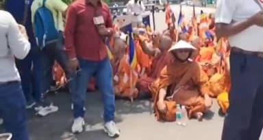 पटना ग्रामीण: सीएम आवास के बाहर महाबोधि मंदिर से पटना आए बौद्ध अनुयायी धरने पर बैठे