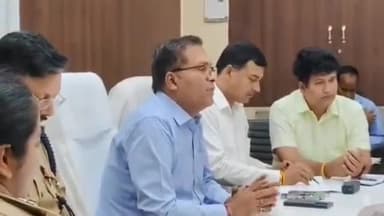 शाहजहांपुर: कलेक्ट्रेट सभागार में जिलाधिकारी ने अधिकारियों के साथ मॉक ड्रिल पर की बैठक, ब्लैक आउट को लेकर दी जानकारी