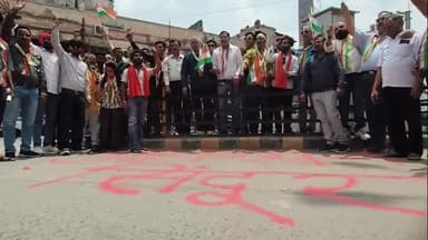 कोल: अटल चौक पर ABKS ने ऑपरेशन सिंदूर का जश्न मनाया, सिन्दूर से 'ऑपरेशन सिंदूर' लिखकर लहराए तिरंगे