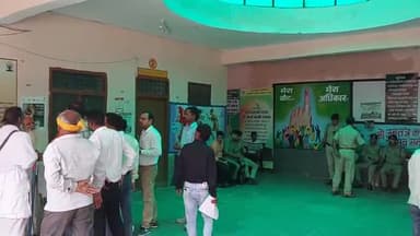 पीलीभीत: दुधिया खुर्द में धार्मिक स्थल पर बुलडोज़र की कार्रवाई को लेकर तहसील में उच्च अधिकारियों की बैठक हुई