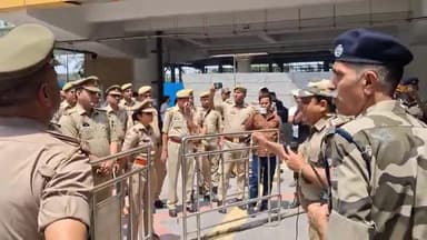Noida: बोटैनिकल गार्डन मेट्रो पर पर मॉक ड्रिल। पुलिस और सीआईएसएफ की टीम साथ में ड्रिल कर रही है।
#operationsindoor