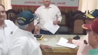 शामली: बगैर वेतन के युद्ध के लिए तैयार पूर्व सैनिकों ने कलेक्ट्रेट पहुंचकर सौंपा ज्ञापन, कहा- फोड़ देंगे देश पर उठने वाली आंखें